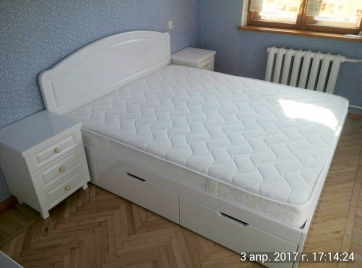 Кровать, комод и тумбочки